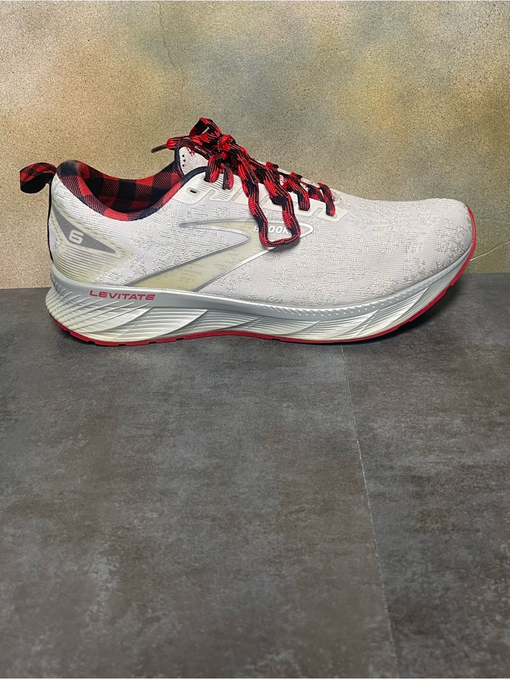 Brooks Levitate 6 Christmas Run Merry Women’s Running Shoes White/Red Size 8.5B - Picture 10 of 16